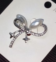 Two pearl bow shape Brooch pin