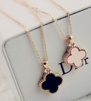 Four Leaf Shape Pendant necklace