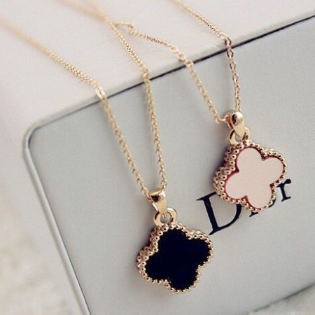 Four Leaf Shape Pendant necklace